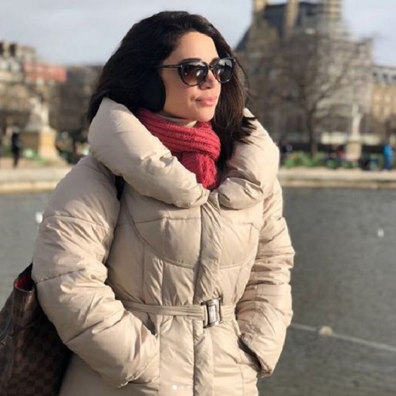 ديانا حداد تواجه موجة الصقيع الفرنسية بـ ” الكوفية “