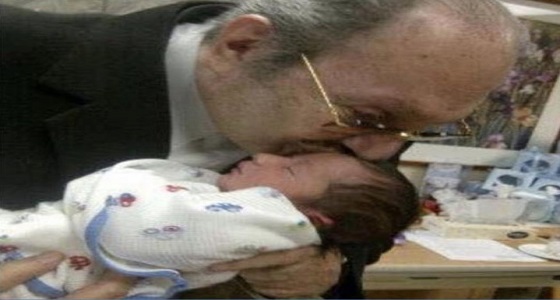 الأمير طلال بن عبدالعزيز يقبل حفيده في صورة مؤثرة