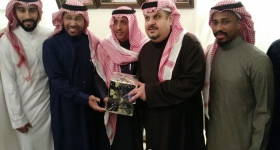 بالصور.. ملتقى مشاهير الرياض يكرم &#8221; عبدالرحمن بن مساعد &#8220;