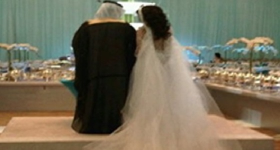 شاب يلقن عروسته درسا قاسيا ويفاجئها بضرة ليلة زفافهما في نفس الكوشة