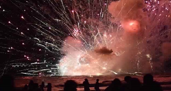 بالفيديو.. انفجار مروع لقارب محمل بالألعاب النارية