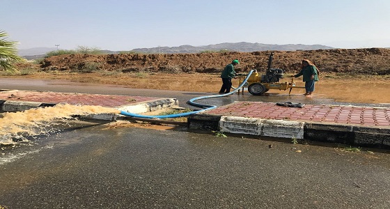 بالصور.. فرق الطوارئ تنزح المياه وتنظف مخلفات الأمطار بجازان