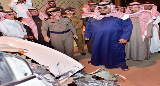بالصور.. نائب أمير نجران يتفقد مواقع متضررة بشظايا صاروخ حوثي