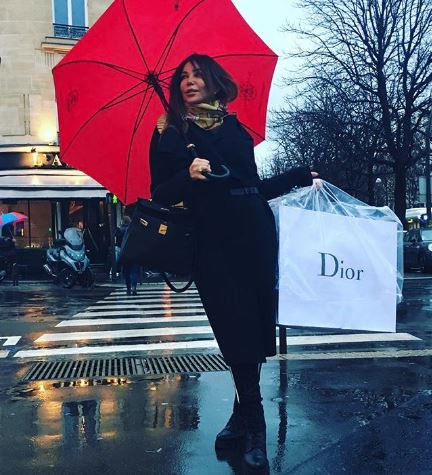 مي حريري تواجه الشتاء بـ ” مظلة المطر “