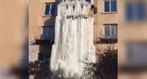 بالفيديو.. تسرب مياه بأحد المنازل يتحول لشلال متجمد