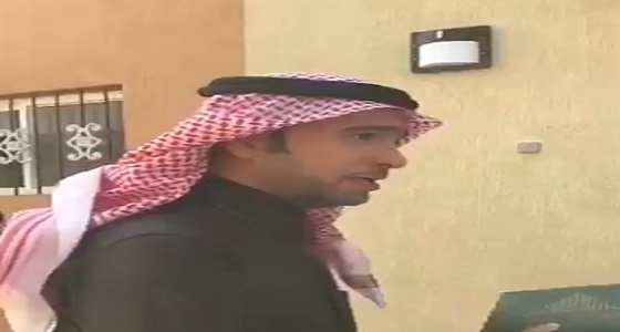 بالفيديو.. وزير الإسكان يسلم مواطنا منزله ويوضح له مميزات الضمان