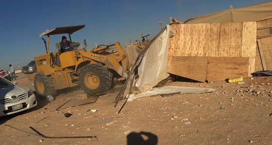 بالصور.. إزالة 63 مخيما مخالفا بالثمامة