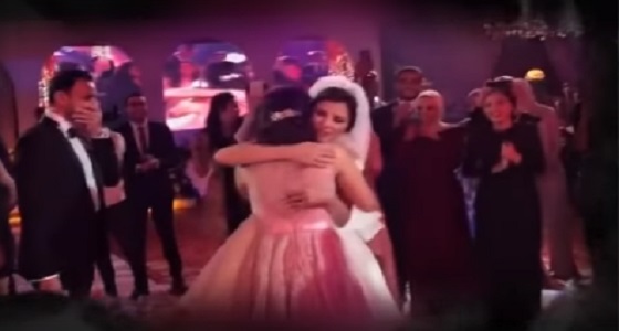 فيديو مؤثر لانهيار عروس عقب غناء شقيقتها لها