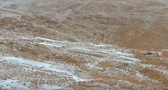 بالفيديو.. تساقط الثلوج بالمملكة يحول الجبال للوحة فنية رائعة