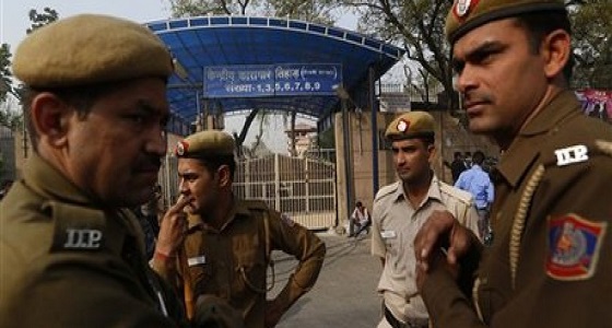 الهند: إلقاء القبض على سعوديين بتهمة هاتف بالأقمار الصناعية