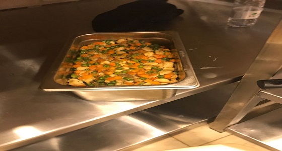 بالصور.. إغلاق مطعم يقدم طعام من اليوم السابق للزبائن