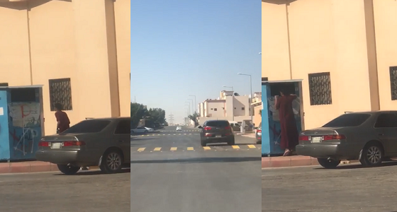 بالفيديو.. مواطن يوثق تصرفات غريبة لمجموعة من الشباب قرب حاويات المساجد