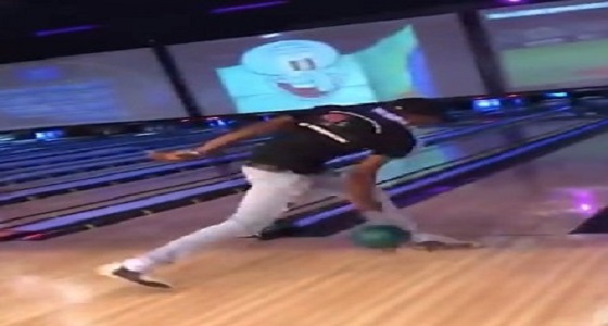 بالفيديو.. سقوط مروع لشاب في صالة بولينج بسبب كرة