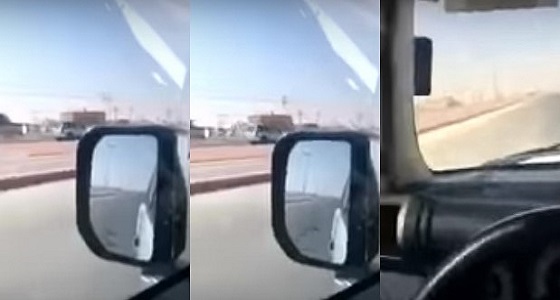 بالفيديو.. قائد مركبة يستهتر بأرواح المارة ويسير عكس الطريق في مدخل رماح