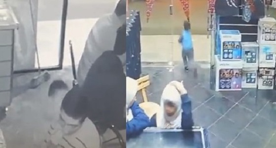 بالفيديو.. طفل يلقن شابا درسا قاسيا داخل مقهى