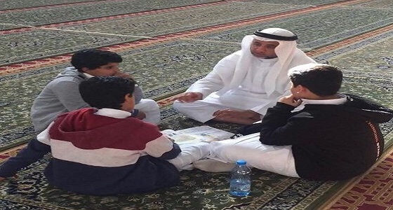 بالصور.. معلم يضرب أروع صور الإخلاص لطلابه بجدة