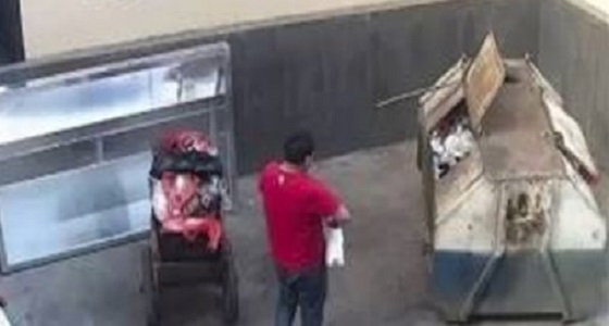 بالفيديو.. أب يلقي ابنته الرضيعة في صندوق قمامة