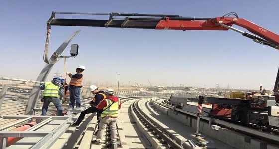 بالصور.. تركيب اشارات المرور الخاصة للقطارات على المسار البرتقالي لمترو الرياض
