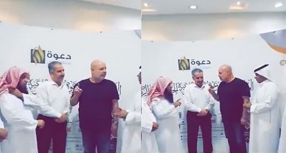 بالفيديو.. أمريكي يعتنق الإسلام وينطق الشهادتين في الرياض