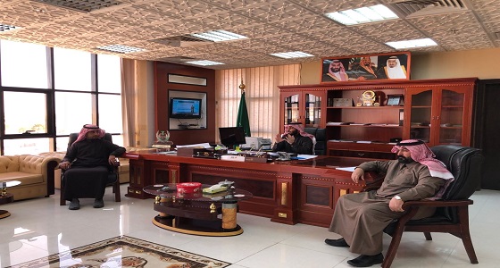 بحضور رئيس المجلس البلدي.. رئيس بلدية العويقيلة يجتمع بالمقاولين &#8221; صور &#8220;