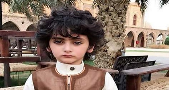 بالصور.. طفل سعودي يشعل مواقع التواصل بملامحه العربية الأصيلة