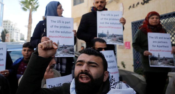 فلسطينيون يرشقون وفدًا أمريكيًا بالبيض احتجاجًا على قرار ترامب