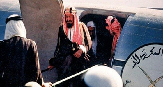 صور نادرة للملك &#8221; عبد العزيز &#8221; وهو يستقل أول طائرة مدنية تحلق بالمملكة