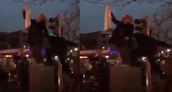 بالفيديو.. غضب وانتقادات واسعة بعد اعتداء شرطي على إيرانية