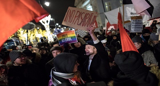 مظاهرات مؤيدة لإقرار قانون محرقة اليهود أمام القصر الرئاسى ببولندا