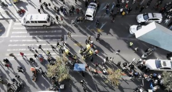 فلسطيني يطعن مستوطن وقوات الاحتلال تطلق عليه النار