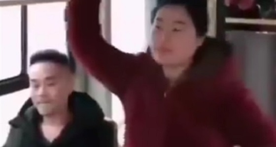 بالفيديو.. فتاة تلقن شاب درسا قاسيا داخل حافلة لسبب غريب