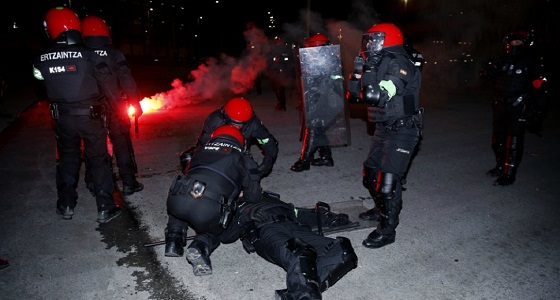 مصرع شرطي إسباني إثر اشتباك بين الجماهير خلال مباراة في الدوري الأوروبي