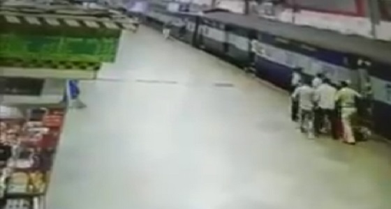 بالفيديو.. ركاب ينقذون سيدة من السقوط أسفل عجلات القطار