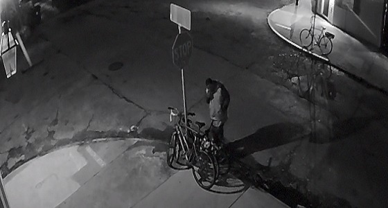 بالفيديو.. لص يسرق دراجة هوائية بحيلة ذكية وغريبة
