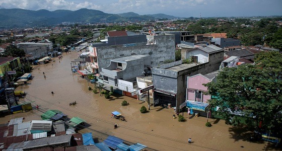 بالصور.. غرق مئات البيوت وتشريد المواطنين بسبب الفيضانات في إندونيسيا