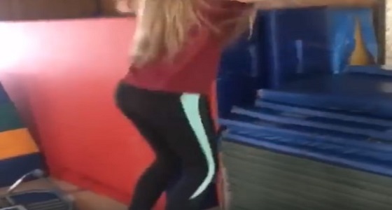 بالفيديو.. سقوط مروع لفتاة حسناء بقاعة رياضية