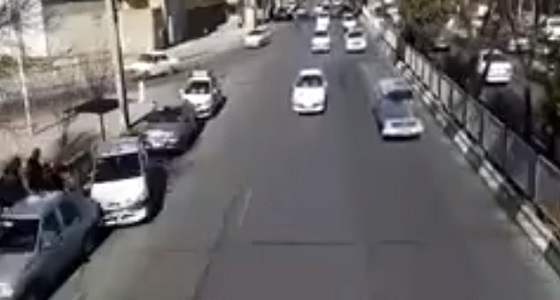 بالفيديو.. حادث تصادم مفجع يحطّم طابور سيارات وسط إيران