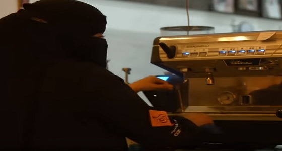 بالفيديو.. مواطنة تفتتح مقهى يعمل به فتيات بـ &#8221; حائل &#8220;