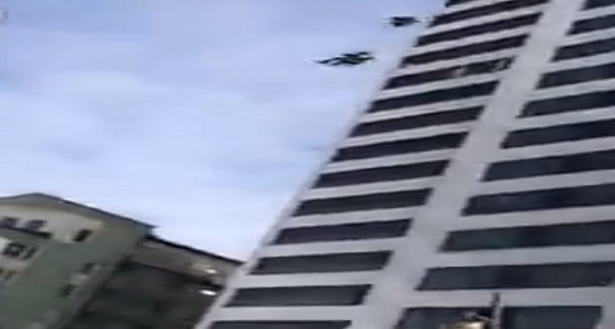 بالفيديو.. نهاية مروعة لمغامر قفز من أعلى بناية شاهقة