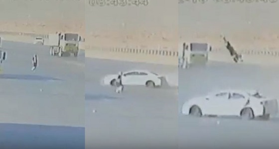 بالفيديو.. سائق يفقد السيطرة على مركبته ويدهس شخص ويفر بالرياض