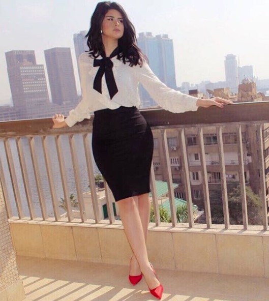 سلمى رشيد وإطلالة أنيقة من على شط النيل