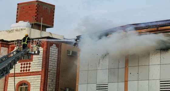 بالصور.. &#8221; مدني مكة &#8221; يخمد حريقًا بملحق عمارة سكنية