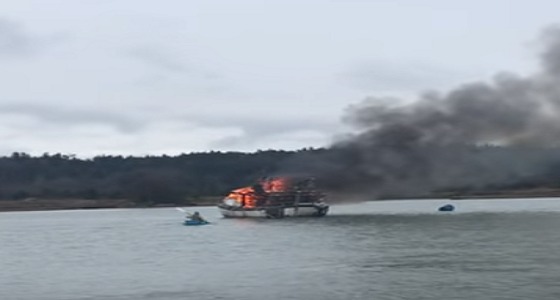 بالفيديو.. امرأة تتمكن من إنقاذ صياد اشتعلت سفينته