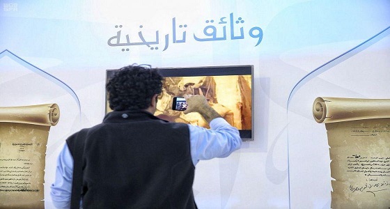​بالصور.. عرض وثيقة تاريخية للملك عبد العزيز في الجنادرية