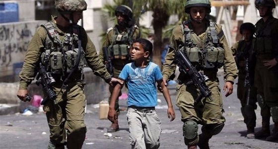 اعتقال طفلا فلسطينيا على يد قوات الاحتلال في الخليل