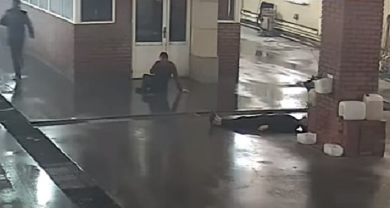 بالفيديو.. قتل شاب لرفضه غسيل سيارة ” بي إم دبليو “