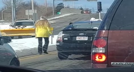 بالفيديو.. رجل يتعدى بوحشية على سيدة في الطريق العام