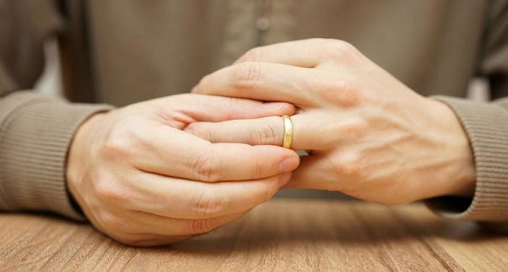 زوجة كفيفة في دعوى خلع: ” استغل إعاقتي وخانني على فراش الزوجية “