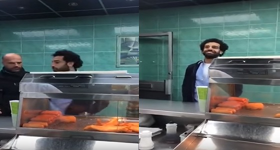 بالفيديو.. محمد صلاح يفاجئ زبائن مطعم للأسماك في ليفربول