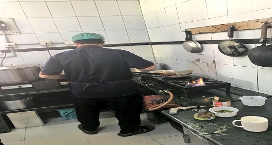 بالصور.. ضبط مخالفات صحية بعدد من المطاعم في نجران